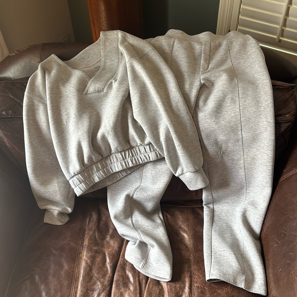 Old Navy medium sweat outfit crop sweater only worn a few times